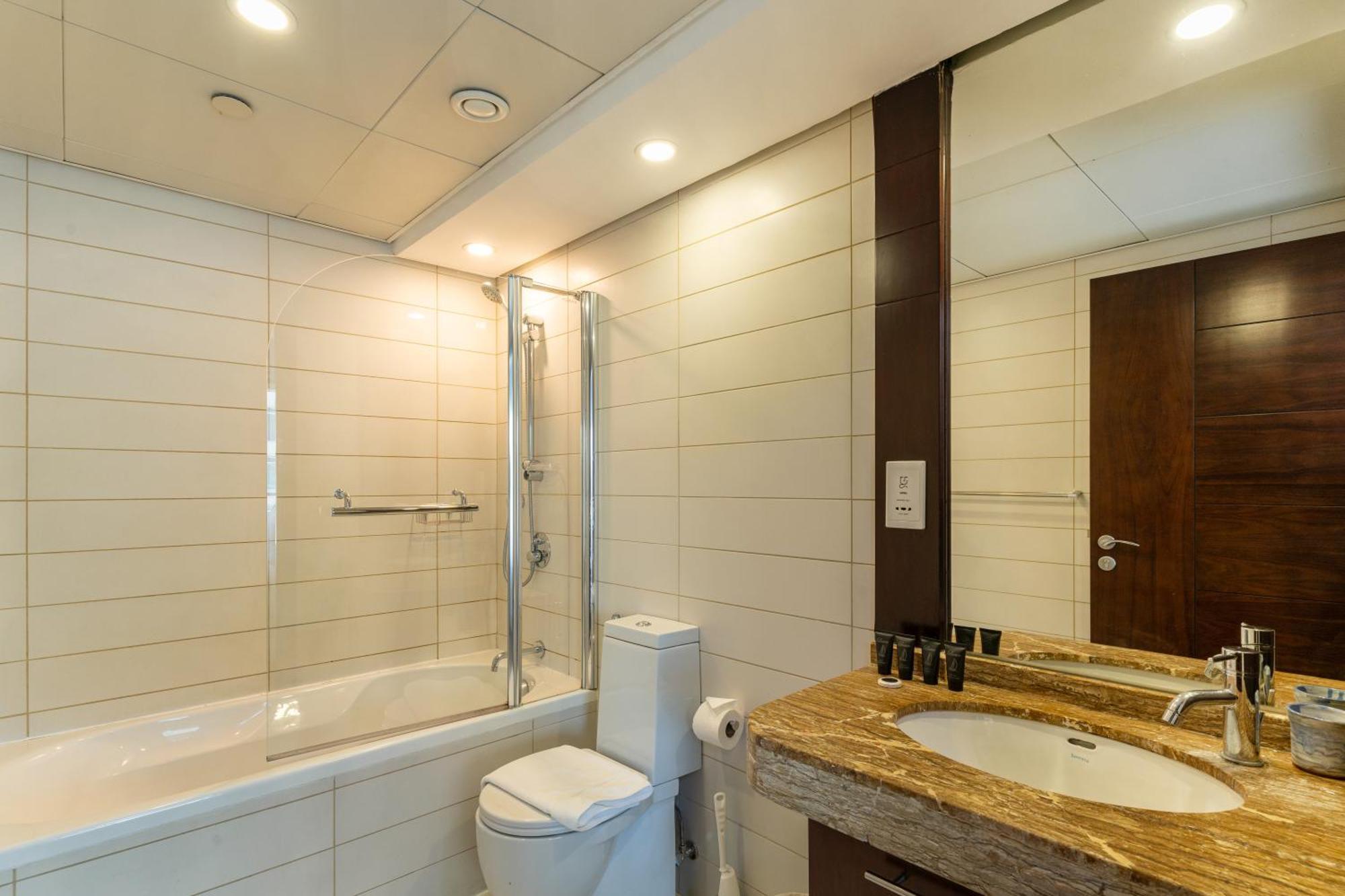 Chic 2Br Apartment, Prime Location Near Dubai Mall - Allsopp&Allsopp Bagian luar foto